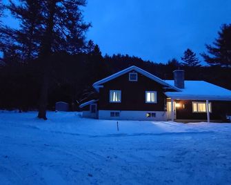 Beau chalet bord de rivière et spa, Beautiful riverside cottage! - Saint-Côme - Building