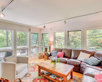 Great Barrington Lakeside Getaway w/ Kayak & Grill - Great Barrington - Living room
