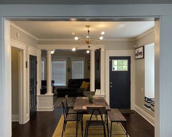 Step into a gorgeous newly renovated urban loft space in Syracuse New York. - Syracuse - Dining room