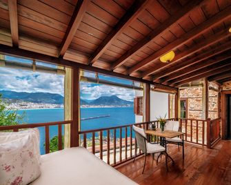 فندق فيلا توركا - الانيا - شرفة