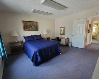 Cozy 2-bedroom apartment nestled between Wesleyan & Academy School with AC, WiFi - Buckhannon - Bedroom