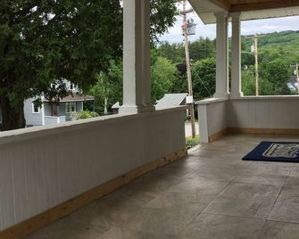 Charming Home Near Ski Areas - Rumford - Balcón