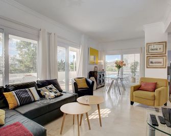 Sunny Golf Apartment - Estepona - Wohnzimmer