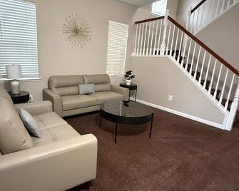 Spacious 5 bedroom House-Perfect for Families & Groups - Turlock - Living room