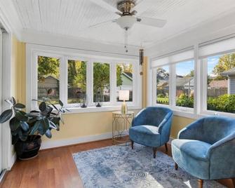 MM Properties: West Irondequoit Gem - Irondequoit - Living room