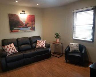 The Adams House 915 - Terre Haute - Living room