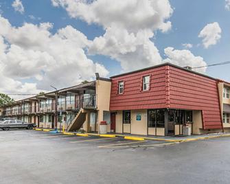 Econo Lodge North - Tallahassee - Building