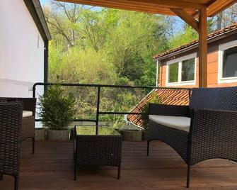 Centrally located for Harz visitors, fair guests, fitters, Alfeld (5min), Leineberg - Alfeld - Balkon