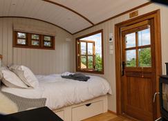 Luxury, rural Shepherds Hut with hot tub nr Bath - Keynsham - Bedroom
