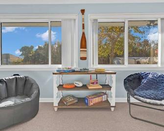 3 Blocks to Bay + Boat Parking + Renovated + 3 Bd - Lynn Haven - Sala de estar