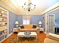 Historic Apartment in the Heart of Christiansted - Christiansted - Living room