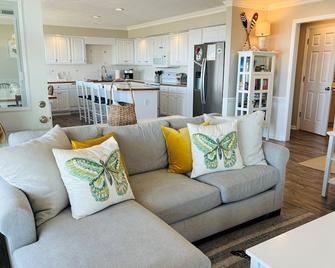 Nothin But Nett 5 Bedroom Home by RedAwning - Supply - Living room