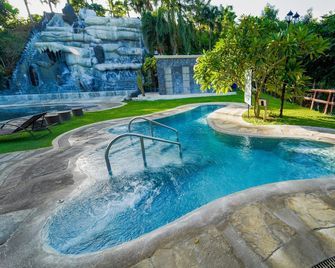 Sol Y Viento Hotel - Calamba - Piscina