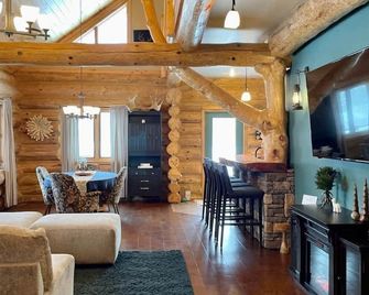Stunning Log Cabin Getaway at The Hannu - Ironwood - Salon