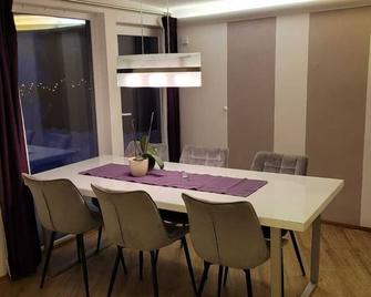Casa Alma - Luxury apartment with terrace, whirlpool, sauna, fireplace, W-LAN - Whg. C - Neuenweg - Ресторан