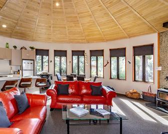 Turoa Yurt - Ohakune Holiday Home - Ohakune - Wohnzimmer