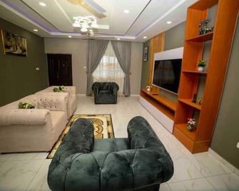 3 bedrooms, Entire Flat, Amasaman - Accra - Amasaman - Living room