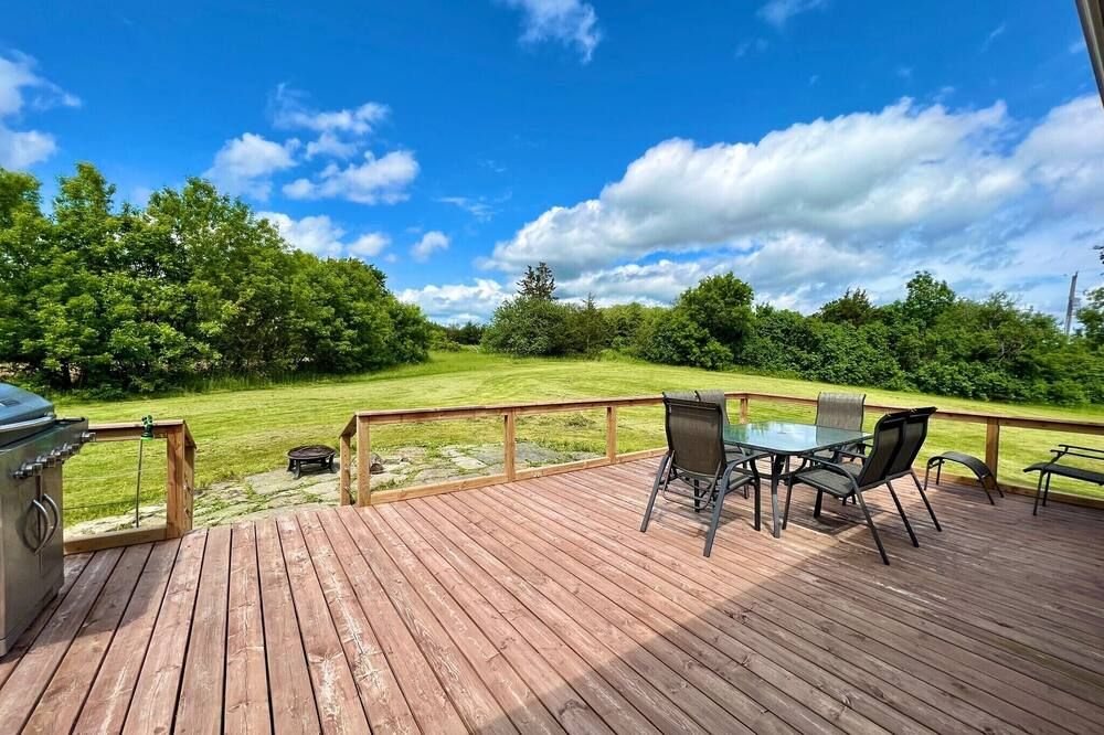 2 Bedroom with free parking-upto 10 parking space - Napanee - Patio