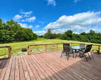2 Bedroom with free parking-upto 10 parking space - Napanee - Patio