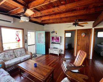 Memorial Day Weekend 2025. Booking now! Remarkable Pricing! 5/23 - 5/26 Enjoy!!! - Patchogue - Living room