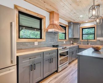 The Brown Bear Lodge Creek side & family friendly with hot tub! - Bedford - Kitchen