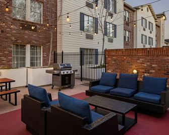 TownePlace Suites by Marriott Sunnyvale Silicon Valley - סאניוייל - מרפסת