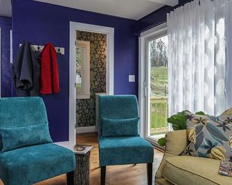 Relax & Enjoy The Quiet Country Setting! And Bring Your Dog Too - Columbia - Living room