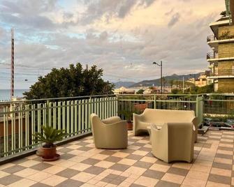 Albergo Regina Mundi - Pietra Ligure - Balkon