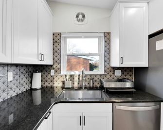 Luxury 75' Tv Game Room W Pergola, Bbq & Firepit In Quiet Royal Oak Suburbs - Madison Heights - Kitchen