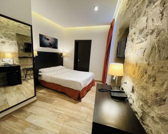 Central Hotel - Nimes - Bedroom