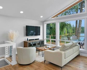 Gorgeous Poulsbo Lakefront Home with Dock & Kayaks!! - Poulsbo - Sala de estar