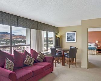 Ramada by Wyndham Reno Hotel & Casino - Reno - Living room