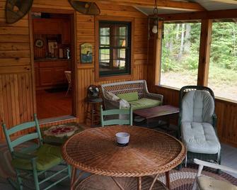 Beautiful waterfront cabin; breathtaking views of Whiteface Mountain - Lake Clear - Sala de estar