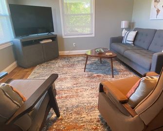 Pinnacle Cottage - 2 bedroom/1.5 bath - near Pilot Mountain State Park - Pinnacle - Living room