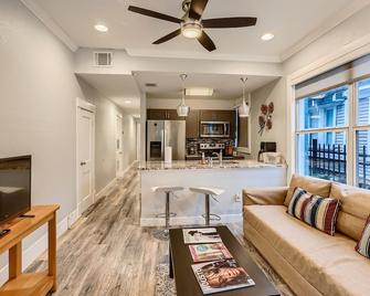 Beautiful Midtown 2bd – Parking + Fast Wifi - Houston - Living room