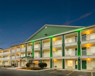 HomeTowne Studios by Red Roof Lake Charles - Sulphur - Sulphur - Building