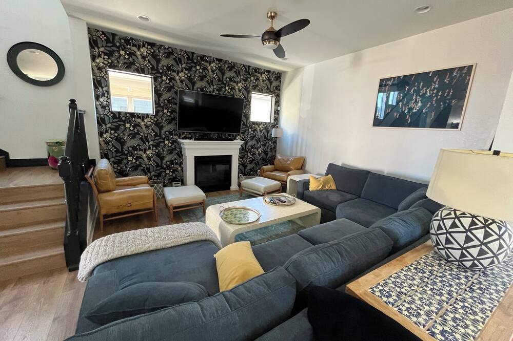 Spacious, bright & cozy Central Park 5 BR Home Away from Home near UC-Anschutz - Denver - Sala de estar