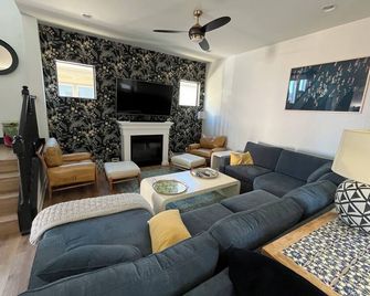 Spacious, bright & cozy Central Park 5 BR Home Away from Home near UC-Anschutz - 丹佛（科羅拉多州） - 客廳
