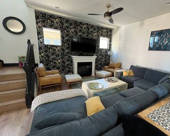 Spacious, bright & cozy Central Park 5 BR Home Away from Home near UC-Anschutz - Denver - Sala de estar