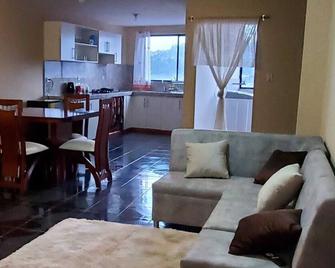Departamento en Cuenca, 2 habitaciones y parqueo gratis - Cuenca - Sala de estar