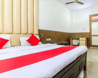 OYO Flagship Hotel Prem Chunaria - Morādābād - Bedroom