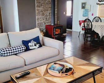 Country cabin by Riding Mountain National Park- scenery at its best! - Clear Lake - Living room