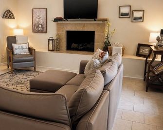 Paw Paw Tree Estate at the foothills of Petit Jean Mt. next to Arkansas River. - Morrilton - Wohnzimmer