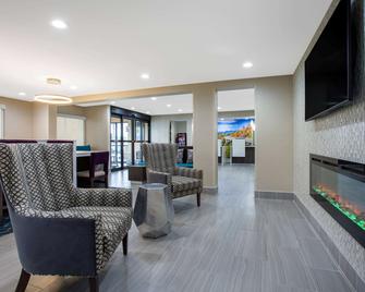 La Quinta Inn and Suites by Wyndham Roanoke Salem - Salem - Lobby