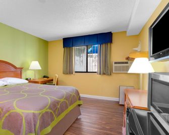 Super 8 by Wyndham Gainesville I-75 Hospital/University Area - Gainesville - Habitación