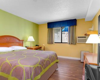 Super 8 by Wyndham Gainesville I-75 Hospital/University Area - גיינסוויל - חדר שינה
