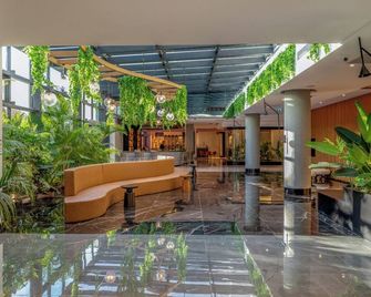 Berry Blue Hotels - Side - Lobi