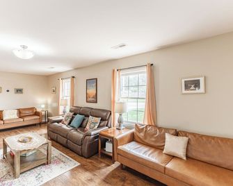 Decatur 4 bedroom 2 bath fenced yard less chemicals - Decatur - Living room