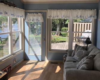 Ada's Camp Historic Bath, NC Cottage- Pet friendly - Bath - Sala de estar