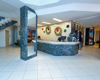 Hotel Ilha da Madeira - בלנאריו קמבוריו - לובי